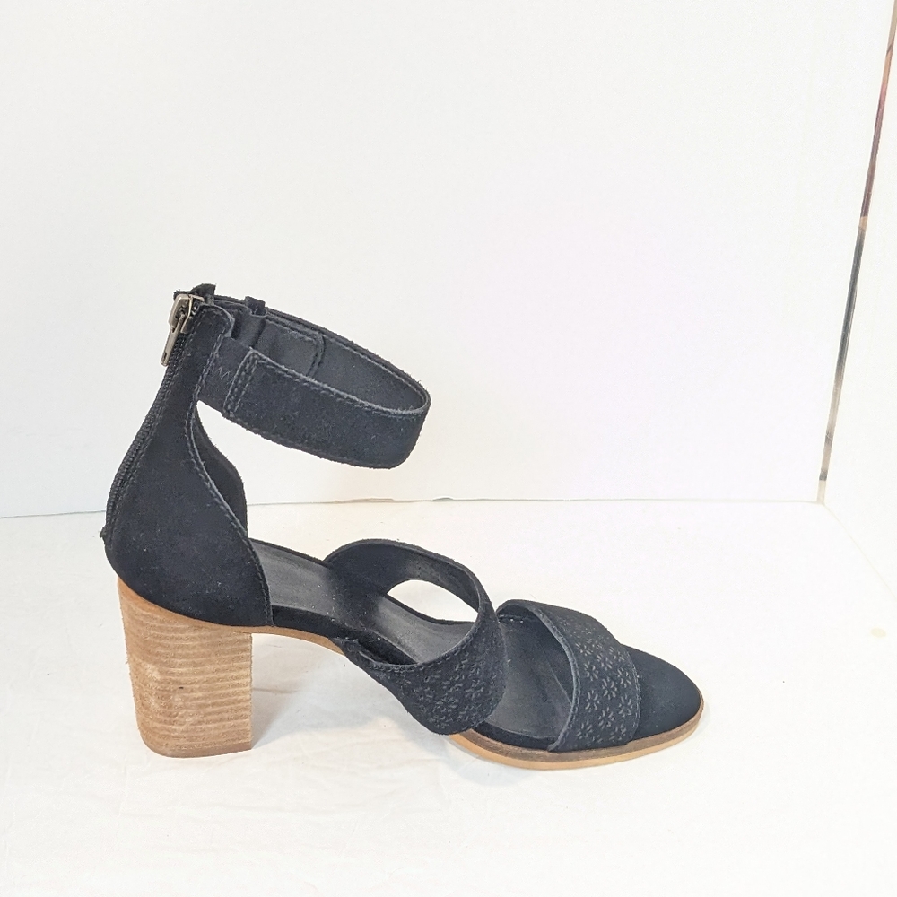 NWOT Frye and CO suede sandals - Picture 11 of 16